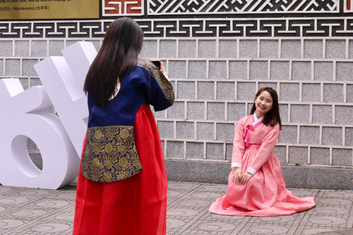 Nhờ lối kiến trúc đặc biệt của Đại sứ quán và con đường đá bao doanh Đại sứ quán đã trở thành điểm check-in nổi tiếng của người dân thủ đô. Đại sứ quán Hàn Quốc và Trung tâm văn hóa Hàn Quốc tại Việt Nam lên kế hoạch tổ chức lễ hội thường niên.