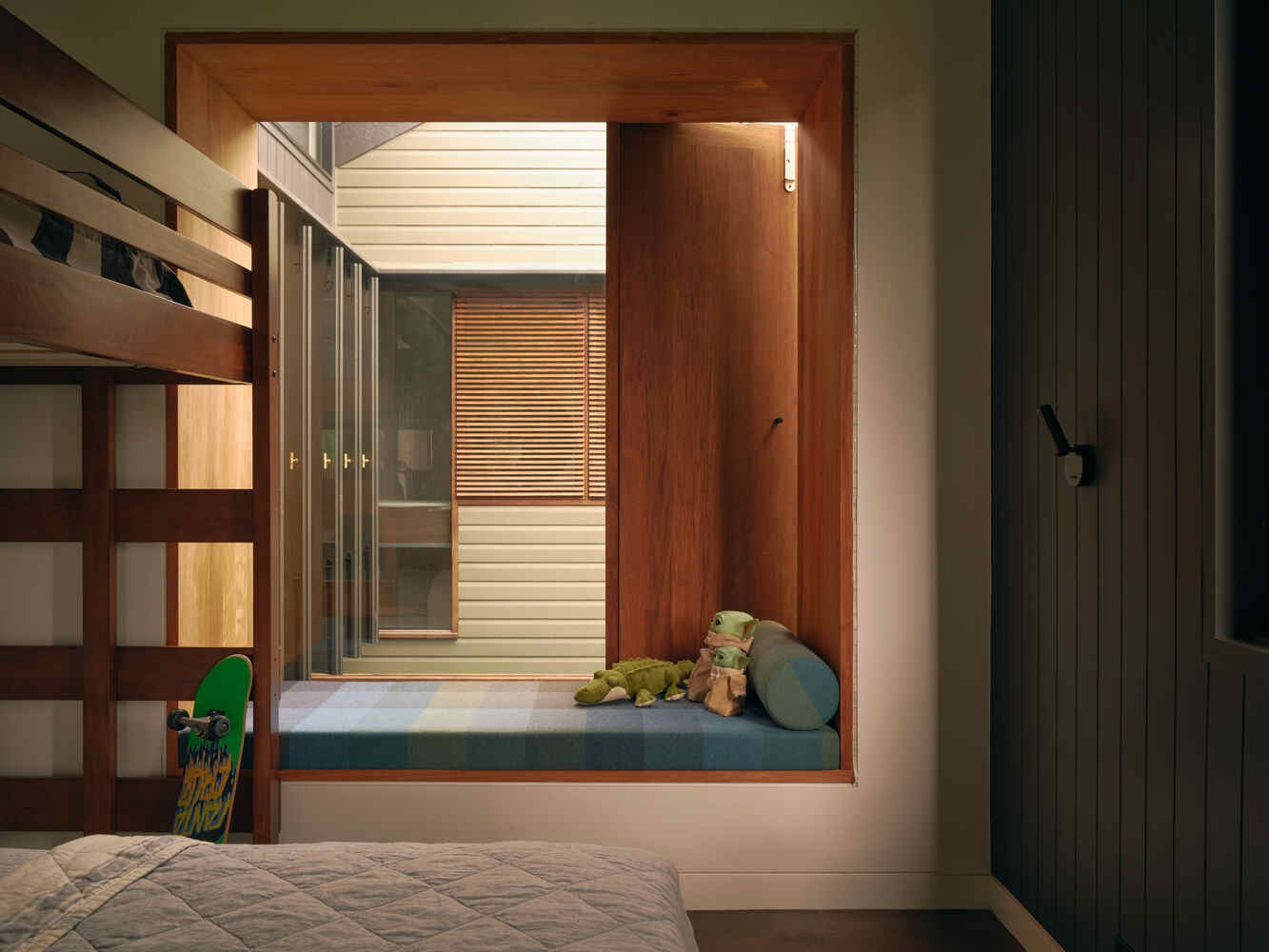 Không gian các phòng ngủ được bày trí đơn giản, ấm cúng. Không gian các phòng ngủ được bày trí đơn giản, ấm cúng.