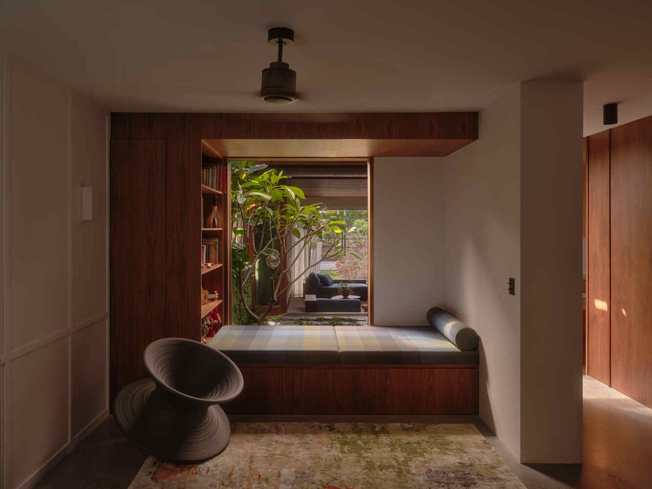 Sân trong hoạt động như một yếu tố phân tách, giúp bảo tồn và tôn trọng tính nguyên bản của ngôi nhà cũ, đồng thời củng cố đặc trưng kiến trúc "khoảng trống dưới sàn" cho ngôi nhà. Sân trong hoạt động như một yếu tố phân tách, giúp bảo tồn và tôn trọng tính nguyên bản của ngôi nhà cũ, đồng thời củng cố đặc trưng kiến trúc "khoảng trống dưới sàn" cho ngôi nhà.