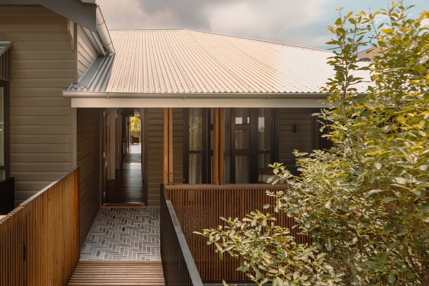 Về công năng, ngôi nhà mang tính linh hoạt và đáp ứng tốt với môi trường xung quanh. Về mặt nhiệt học, ngôi nhà vẫn thích ứng hiệu quả - vừa tận dụng luồng gió mát vào những ngày hè oi bức, vừa giữ được sự ấm áp và gần gũi trong những tháng lạnh hơn. Về công năng, ngôi nhà mang tính linh hoạt và đáp ứng tốt với môi trường xung quanh. Về mặt nhiệt học, ngôi nhà vẫn thích ứng hiệu quả - vừa tận dụng luồng gió mát vào những ngày hè oi bức, vừa giữ được sự ấm áp và gần gũi trong những tháng lạnh hơn.