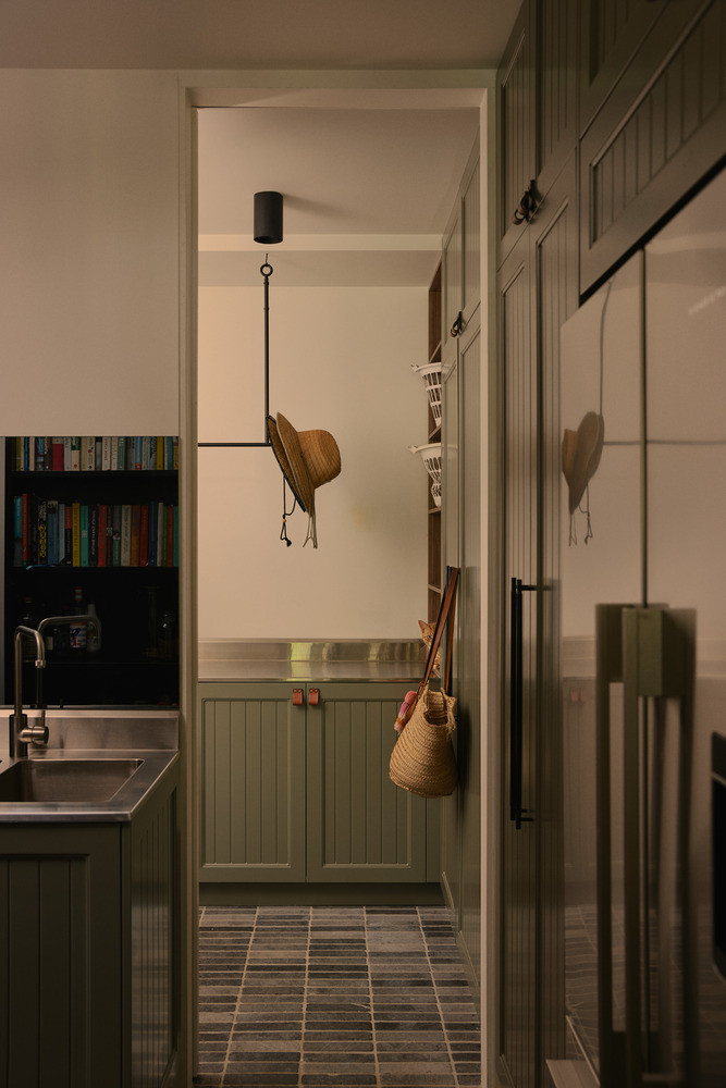 Sàn gạch đá xuyên suốt tạo cảm giác mát mẻ cho không gian ngôi nhà. Sàn gạch đá xuyên suốt tạo cảm giác mát mẻ cho không gian ngôi nhà.