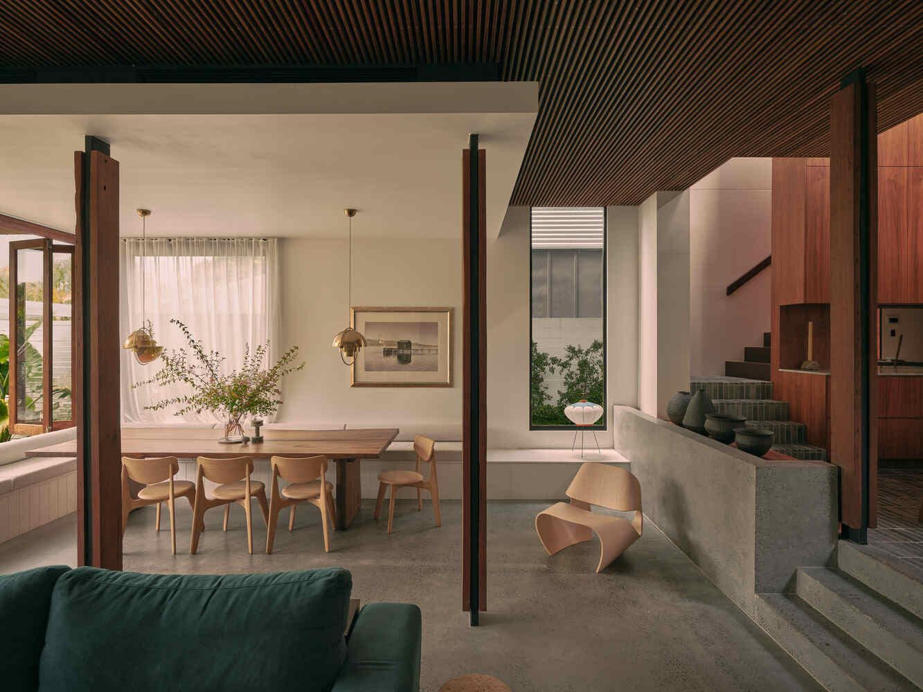 Ngôi nhà được thiết kế theo yêu cầu của gia chủ là vừa tạo được không gian riêng tư nhưng vẫn đảm bảo đầy sức sống và tràn ngập ánh sáng tự nhiên, kết cấu phong phú và giàu tính thẩm mỹ. Ngôi nhà được thiết kế theo yêu cầu của gia chủ là vừa tạo được không gian riêng tư nhưng vẫn đảm bảo đầy sức sống và tràn ngập ánh sáng tự nhiên, kết cấu phong phú và giàu tính thẩm mỹ.