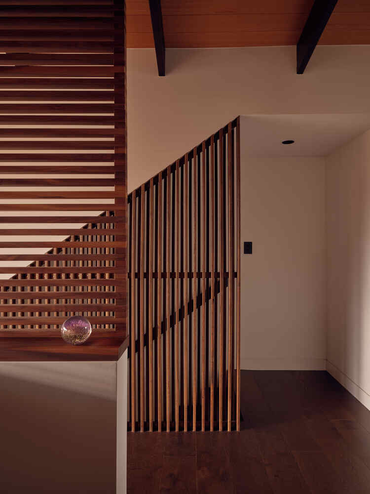 Thiết kế thích ứng linh hoạt với điều kiện thời tiết bản địa, tạo ra trần cao hơn, khoảng trống nội thất và những bức tường có thể mở rộng để đón gió, giúp cho không gian của ngôi nhà luôn thoáng mát. Thiết kế thích ứng linh hoạt với điều kiện thời tiết bản địa, tạo ra trần cao hơn, khoảng trống nội thất và những bức tường có thể mở rộng để đón gió, giúp cho không gian của ngôi nhà luôn thoáng mát.