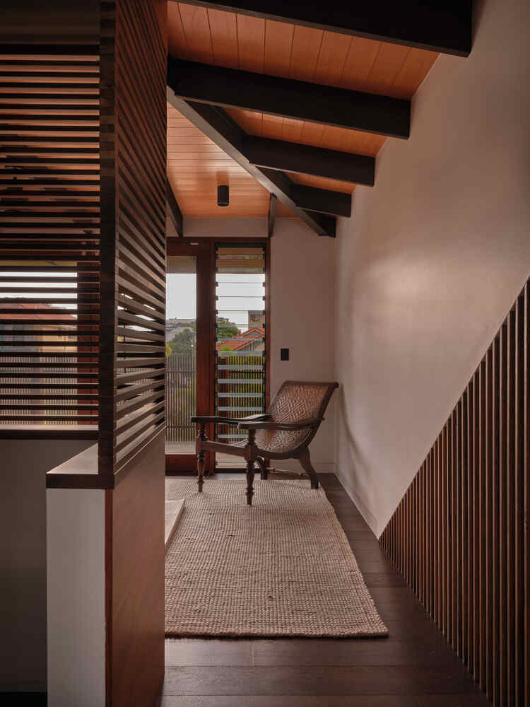 Thiết kế thích ứng linh hoạt với điều kiện thời tiết bản địa, tạo ra trần cao hơn, khoảng trống nội thất và những bức tường có thể mở rộng để đón gió, giúp cho không gian của ngôi nhà luôn thoáng mát. Thiết kế thích ứng linh hoạt với điều kiện thời tiết bản địa, tạo ra trần cao hơn, khoảng trống nội thất và những bức tường có thể mở rộng để đón gió, giúp cho không gian của ngôi nhà luôn thoáng mát.