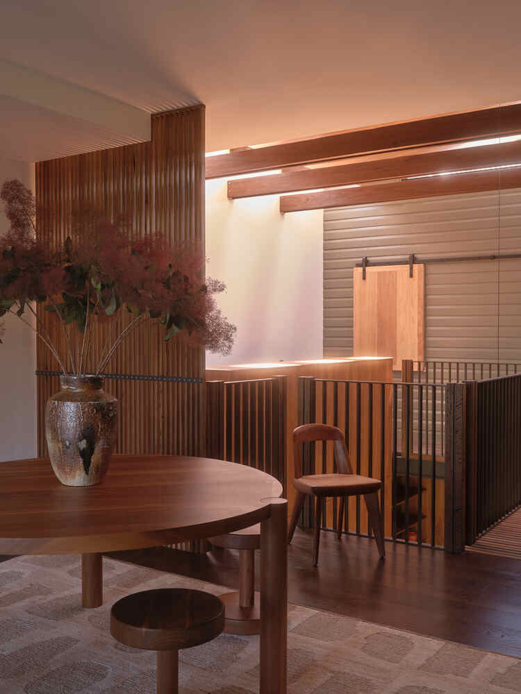 Thiết kế thích ứng linh hoạt với điều kiện thời tiết bản địa, tạo ra trần cao hơn, khoảng trống nội thất và những bức tường có thể mở rộng để đón gió, giúp cho không gian của ngôi nhà luôn thoáng mát. Thiết kế thích ứng linh hoạt với điều kiện thời tiết bản địa, tạo ra trần cao hơn, khoảng trống nội thất và những bức tường có thể mở rộng để đón gió, giúp cho không gian của ngôi nhà luôn thoáng mát.