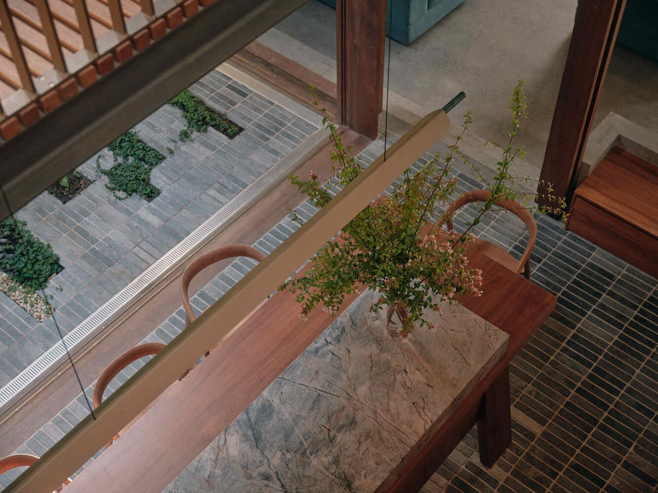 Với khoảng cách gần giữa các ngôi nhà lân cận, tầm nhìn và sự riêng tư chỉ có thể mở ra theo hướng bắc và nam. Do đó, ý tưởng chính xoay quanh việc tạo ra một điểm nhấn nội thất hấp dẫn dưới dạng sân trong trung tâm. Với khoảng cách gần giữa các ngôi nhà lân cận, tầm nhìn và sự riêng tư chỉ có thể mở ra theo hướng bắc và nam. Do đó, ý tưởng chính xoay quanh việc tạo ra một điểm nhấn nội thất hấp dẫn dưới dạng sân trong trung tâm.