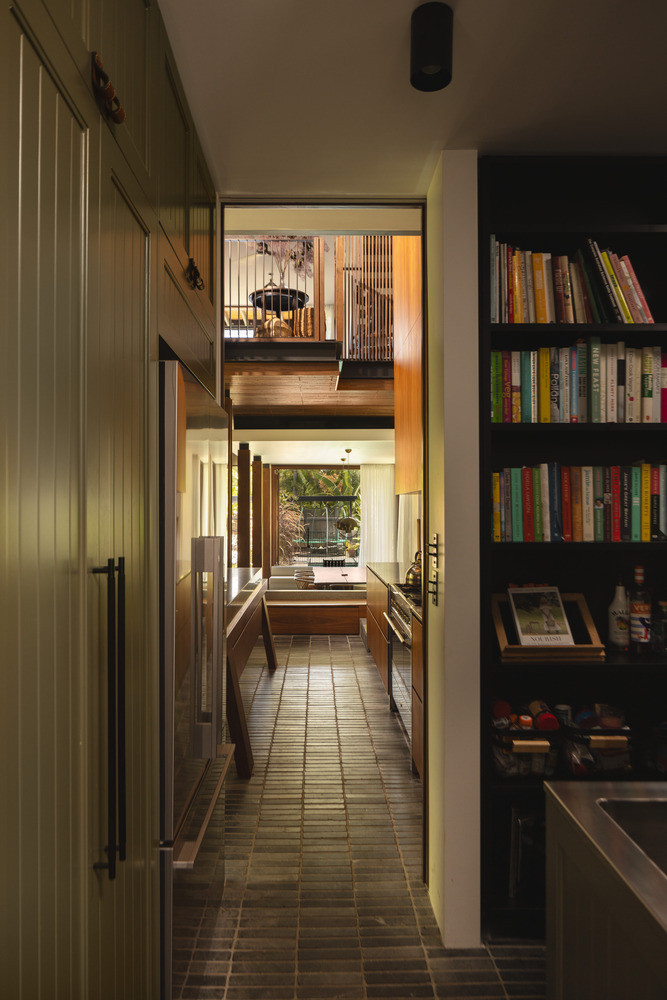 Sàn gạch đá xuyên suốt tạo cảm giác mát mẻ cho không gian ngôi nhà. Sàn gạch đá xuyên suốt tạo cảm giác mát mẻ cho không gian ngôi nhà.