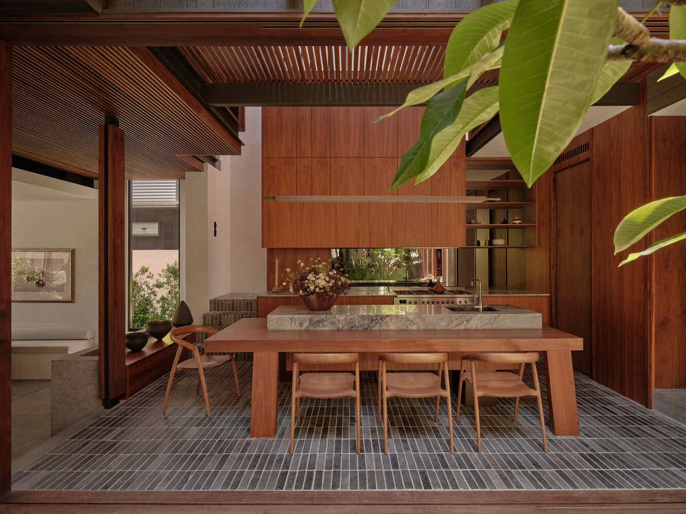 Sân này không chỉ giúp tăng cường ánh sáng ban ngày và luồng không khí đối lưu mà còn đóng vai trò là một không gian trú ẩn yên bình, tránh nắng hướng tây. Sân này không chỉ giúp tăng cường ánh sáng ban ngày và luồng không khí đối lưu mà còn đóng vai trò là một không gian trú ẩn yên bình, tránh nắng hướng tây.