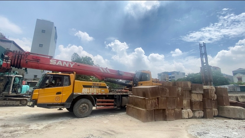 Máy móc và công nhân bắt đầu công đoạn ép móng cọc đầu tiên cho công trình