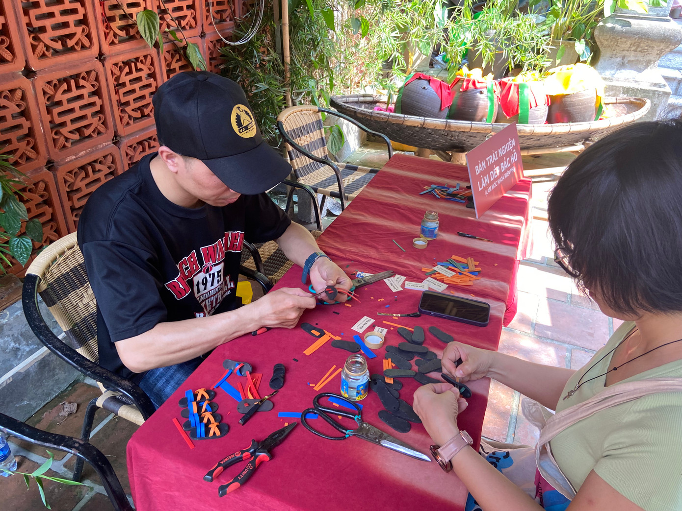 Tại không gian sự kiện, mọi người sẽ được trải nghiệm tự tay tạo nên những chiếc móc khóa hình dép cao su.