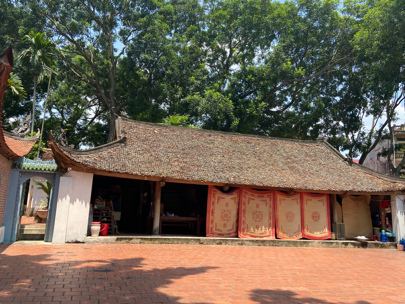 Nơi hai ông đám ở để "hầu Ngài" trong vòng một năm nằm sát lối cổng vào đền. Ảnh: Lâm Thùy Dương. Nơi hai ông đám ở để "hầu Ngài" trong vòng một năm nằm sát lối cổng vào đền. Ảnh: Lâm Thùy Dương.