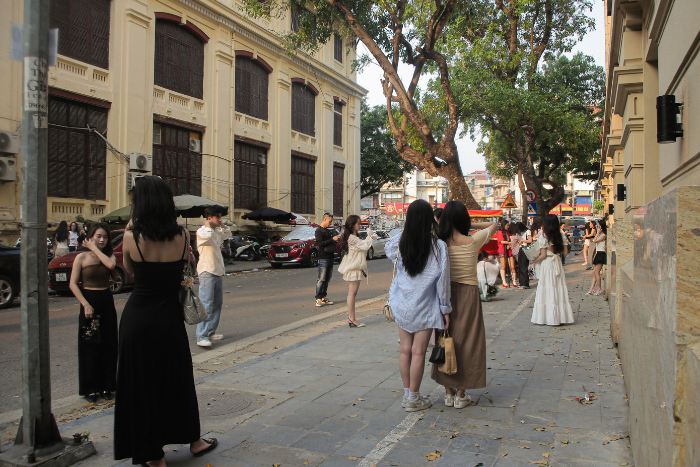 Theo ghi nhận của PV, bắt đầu từ khoảng 3 giờ chiều trở đi tại địa điểm này các bạn trẻ đến chụp hình và số lượng đông dần về tối.