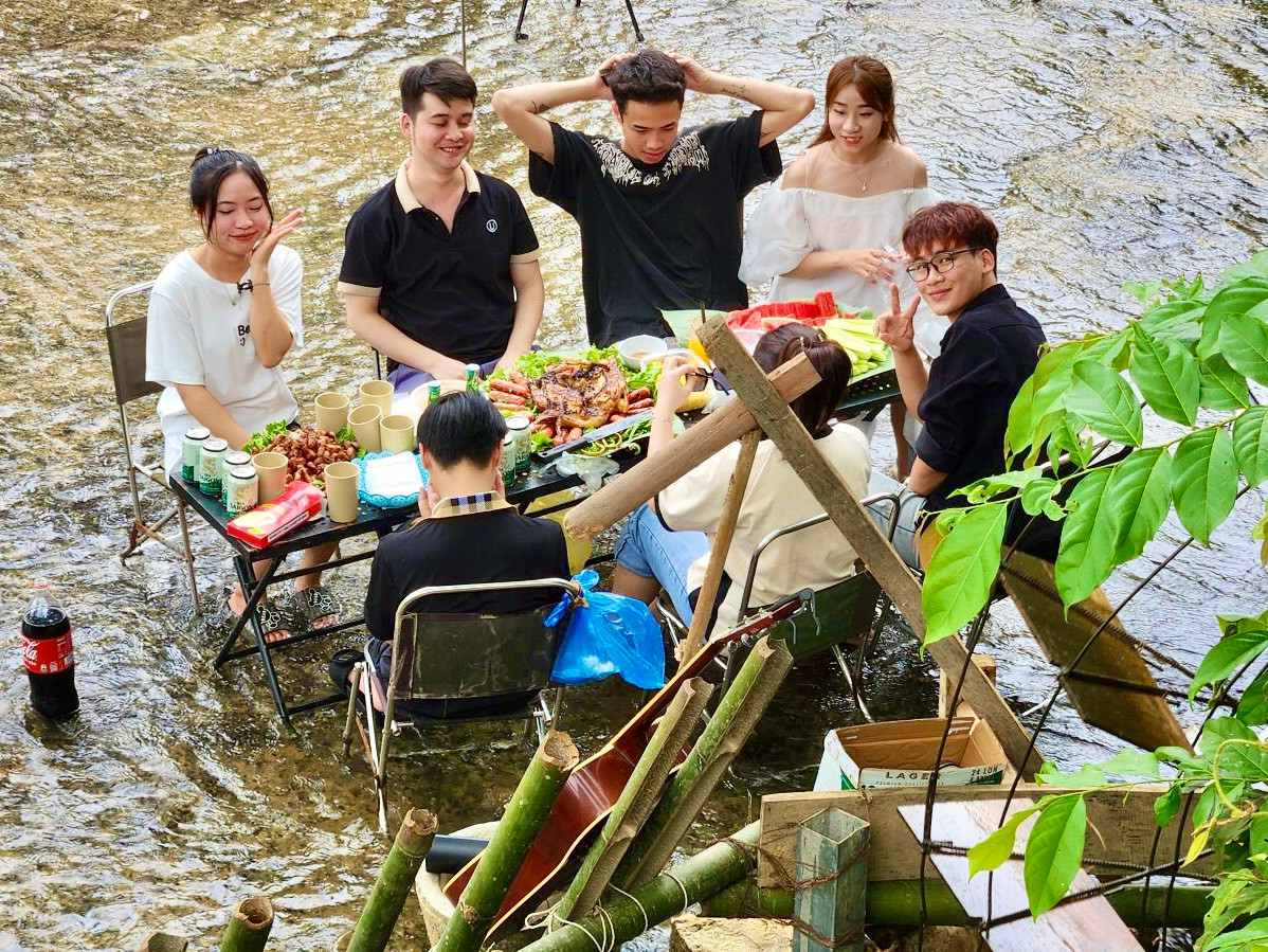 Nằm ở lưng chừng một ngọn đồi tại xã Trung Sơn, nơi dòng suối chảy qua có cảnh sắc tuyệt đẹp và không khí mát mẻ, trong lành. Nằm ở lưng chừng một ngọn đồi tại xã Trung Sơn, nơi dòng suối chảy qua có cảnh sắc tuyệt đẹp và không khí mát mẻ, trong lành.