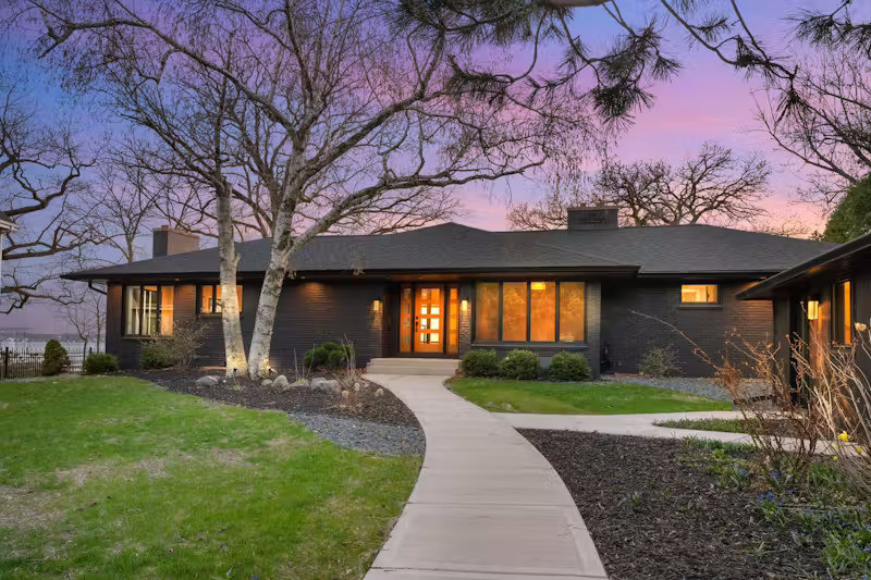 Ngôi nhà được "thay da đổi thịt" bằng một thiết kế đương đại khoáng đạt, đậm chất ven biển hiện đại pha chút sang trọng đặc trưng của miền Trung nước Mỹ.