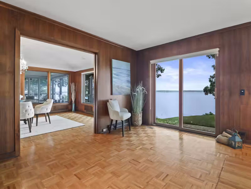 Hệ thống cửa trượt lớn và cửa sổ mở rộng tối đa tầm nhìn ra hồ, tạo nên một trải nghiệm sống chan hoà cùng thiên nhiên mà không kém phần riêng tư.