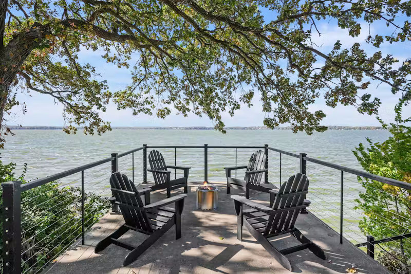 Bến tàu mới được xây dựng kiên cố, ngôi nhà khách được cải tạo thành nơi lưu trú tiện nghi cho người thân, bạn bè.