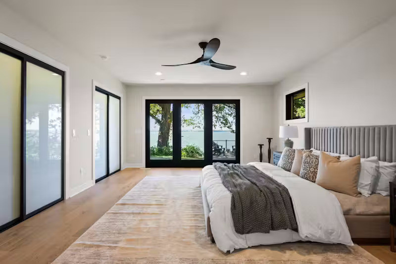 Vượt qua khuôn khổ của một lần sửa chữa nhà ở thông thường, dự án là một cuộc "tái thiết" đích thực. Ngôi nhà cũ kỹ nay đã trở thành một tuyệt tác kiến trúc ven hồ, nơi người ta vừa cảm nhận được hoài niệm xưa cũ, vừa đắm mình trong nhịp sống hiện đại thanh lịch.