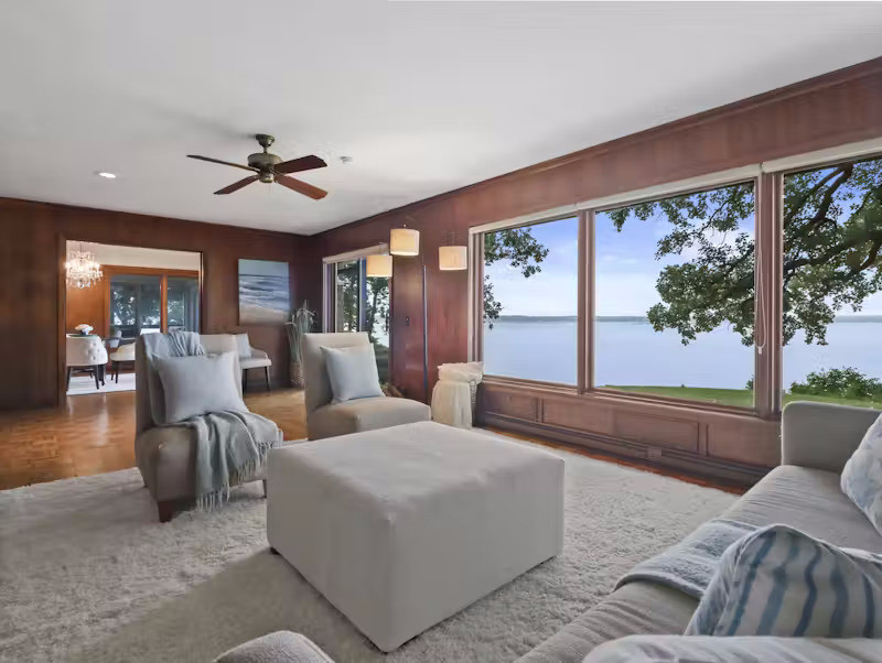 Với bảng màu trung tính dịu nhẹ, vật liệu tự nhiên và không gian mở xuyên suốt, ngôi nhà mới tràn ngập ánh sáng và khí trời, mang đến cảm giác thư thái như đang hoà mình vào mặt hồ xanh biếc ngay bên ngoài khung cửa kính.