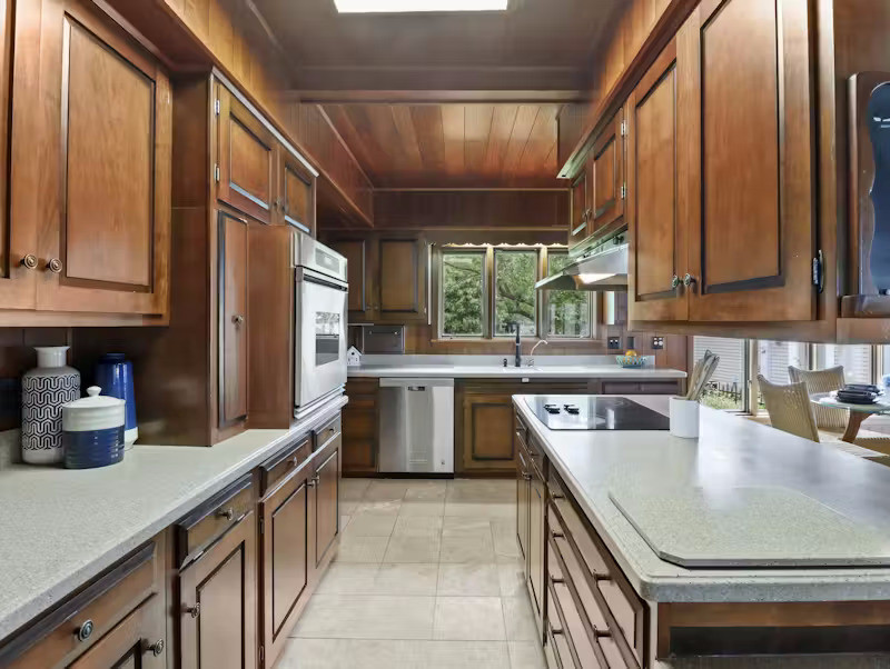 Căn bếp hiện đại chuẩn đầu bếp với thiết bị cao cấp và mặt bếp đá bóng mịn.