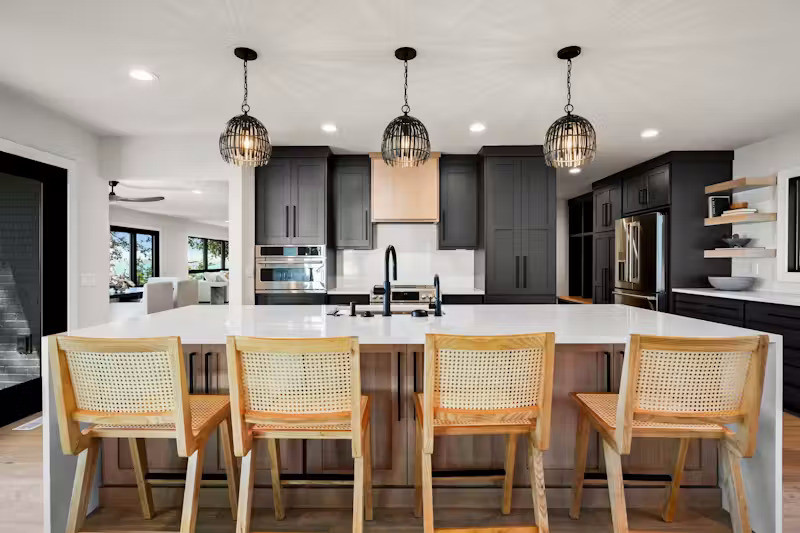 Khu vực bếp tầng hai được bố trí ngay gần ban công hướng ra biển đem đến cảm giác thư thái khi nấu ăn.