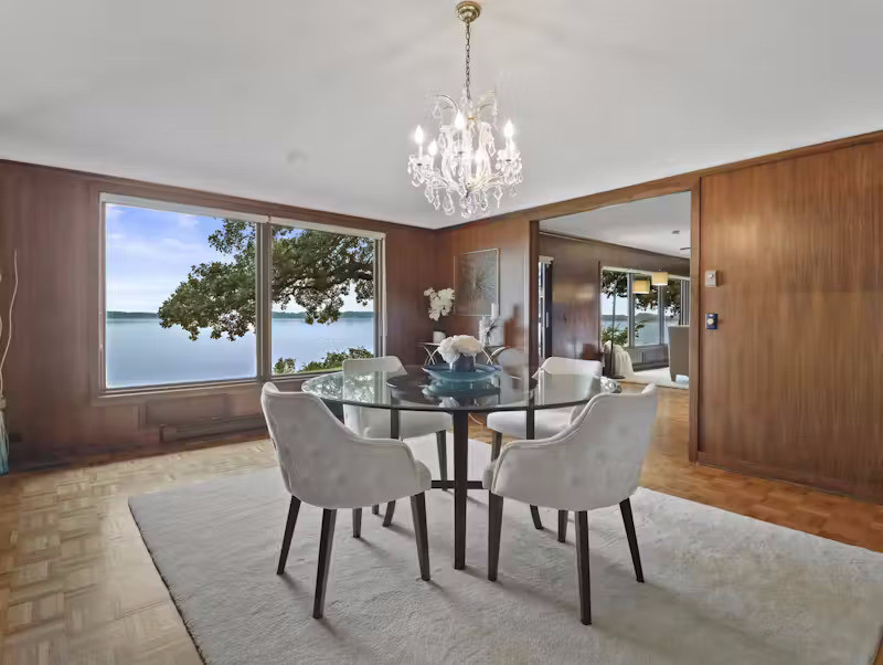 Điểm nhấn của căn nhà còn nằm ở sự chăm chút từng chi tiết: từ sàn gỗ sồi bản rộng, các chi tiết mộc chế tác riêng.