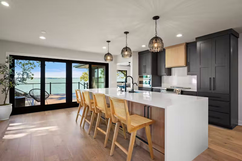 Khu vực bếp tầng hai được bố trí ngay gần ban công hướng ra biển đem đến cảm giác thư thái khi nấu ăn.