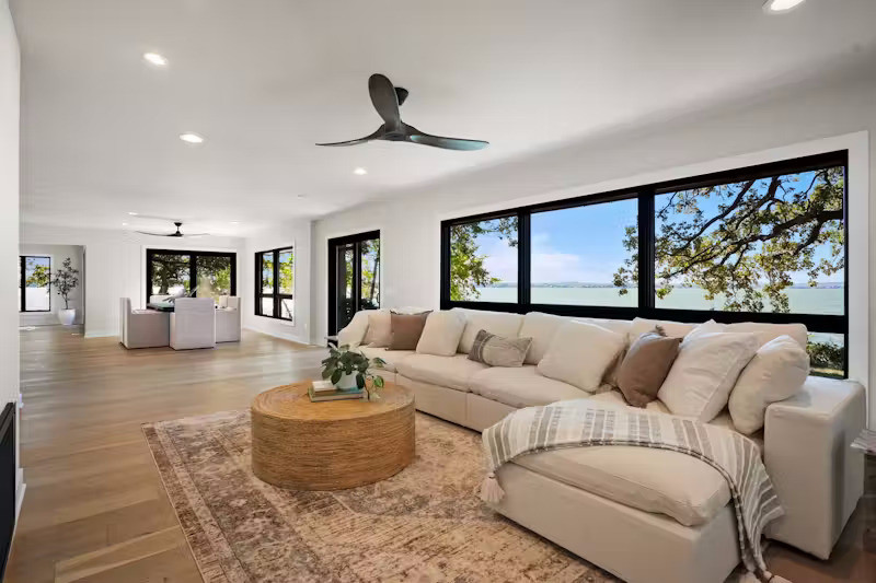 Tầng hai cũng được bố trí đầy đủ phòng khách, phòng bếp, phòng ngủ như tầng 1 tạo điều kiện thuận lợi và thoải mái nếu gia đình có khách đến chơi.