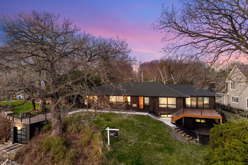 Từng được bao phủ bởi các mảng gỗ rối màu, rèm nặng trĩu và đèn chùm cổ điển, ngôi nhà mang đậm dấu ấn của thời đại thế kỷ 20.