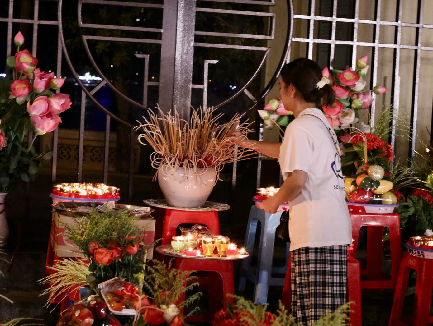 Chị Nguyễn Thị Bảo Trâm (bán nước tại cổng Phủ Tây Hồ) cho biết: "Người đến viếng vào khung giờ này toàn là các bạn trẻ, người lớn tuổi thường đi nhiều vào ban ngày hơn. Bình thường các bạn chỉ đi viếng đêm vào các ngày mùng 1 hoặc đầu năm mới, rằm các tháng ít có người đến viếng vào rạng sáng như này nhưng năm nay ngày rằm lại đúng ngày lễ Vu Lan báo hiếu nên mọi người đi nhiều".