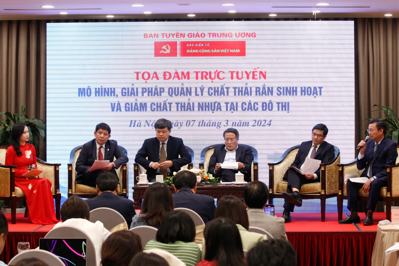 Các khách mời tham gia thảo luận tại tọa đàm. Các khách mời tham gia thảo luận tại tọa đàm.