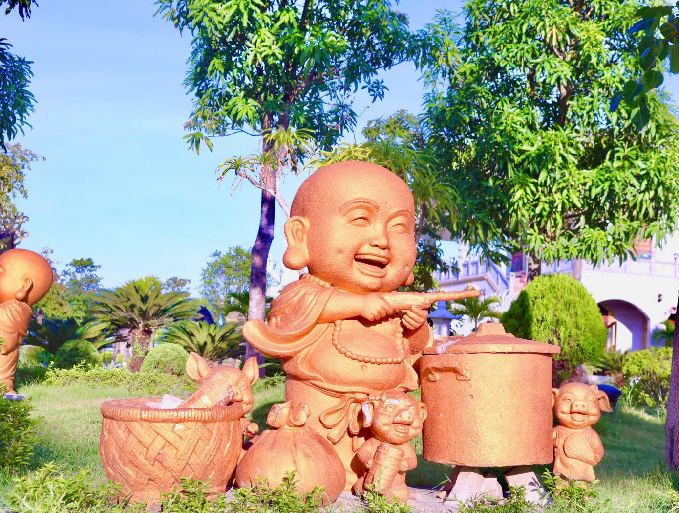 Trong khuôn viên chùa có nhiều tượng phật, tiểu cảnh được bày trí đan xen trên bãi cỏ và giữa hồ nước.