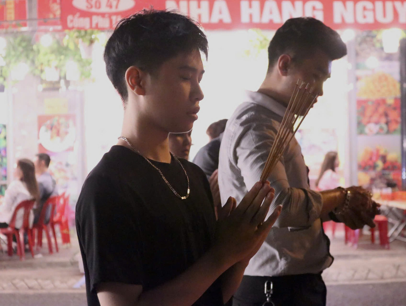 Nhiều bạn trẻ đứng vái vọng từ phía ngoài cửa phủ.