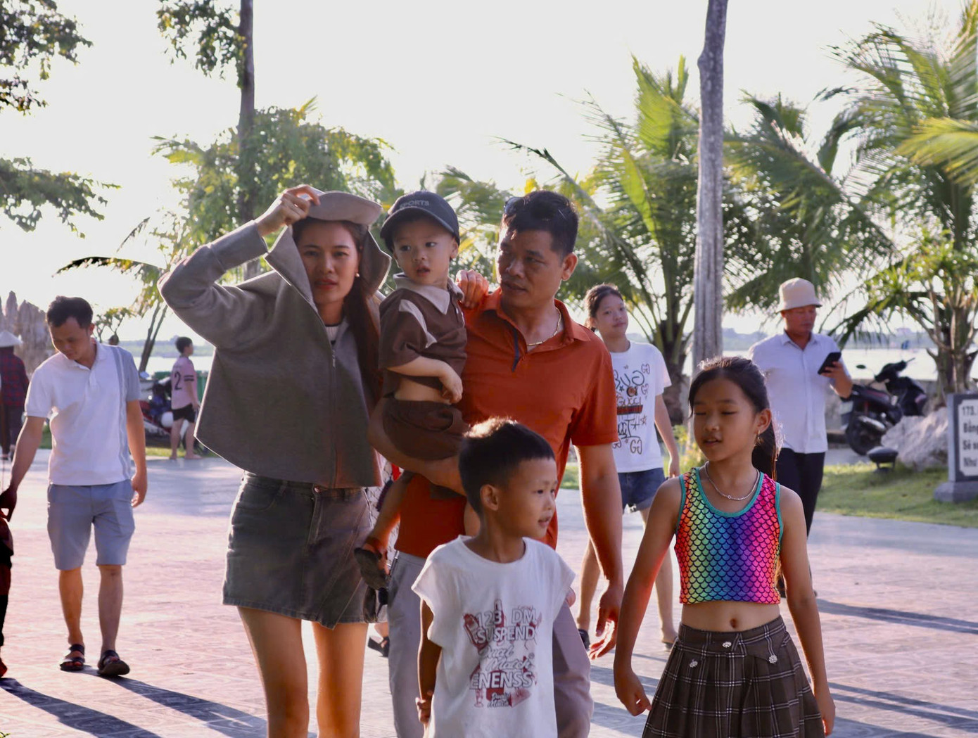 Vào mùa du lịch biển Hải Tiến từ tháng 4 đến tháng 9, chùa Bụt đón nhiều lượt khách đến tham quan.