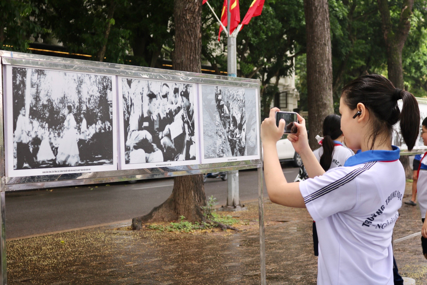 Triển lãm ảnh "Việt Nam - những chiến thắng làm thay đổi dòng lịch sử thế giới" diễn ra đến hết ngày 31/5 tại khu vực phố đi bộ hồ Hoàn Kiếm.