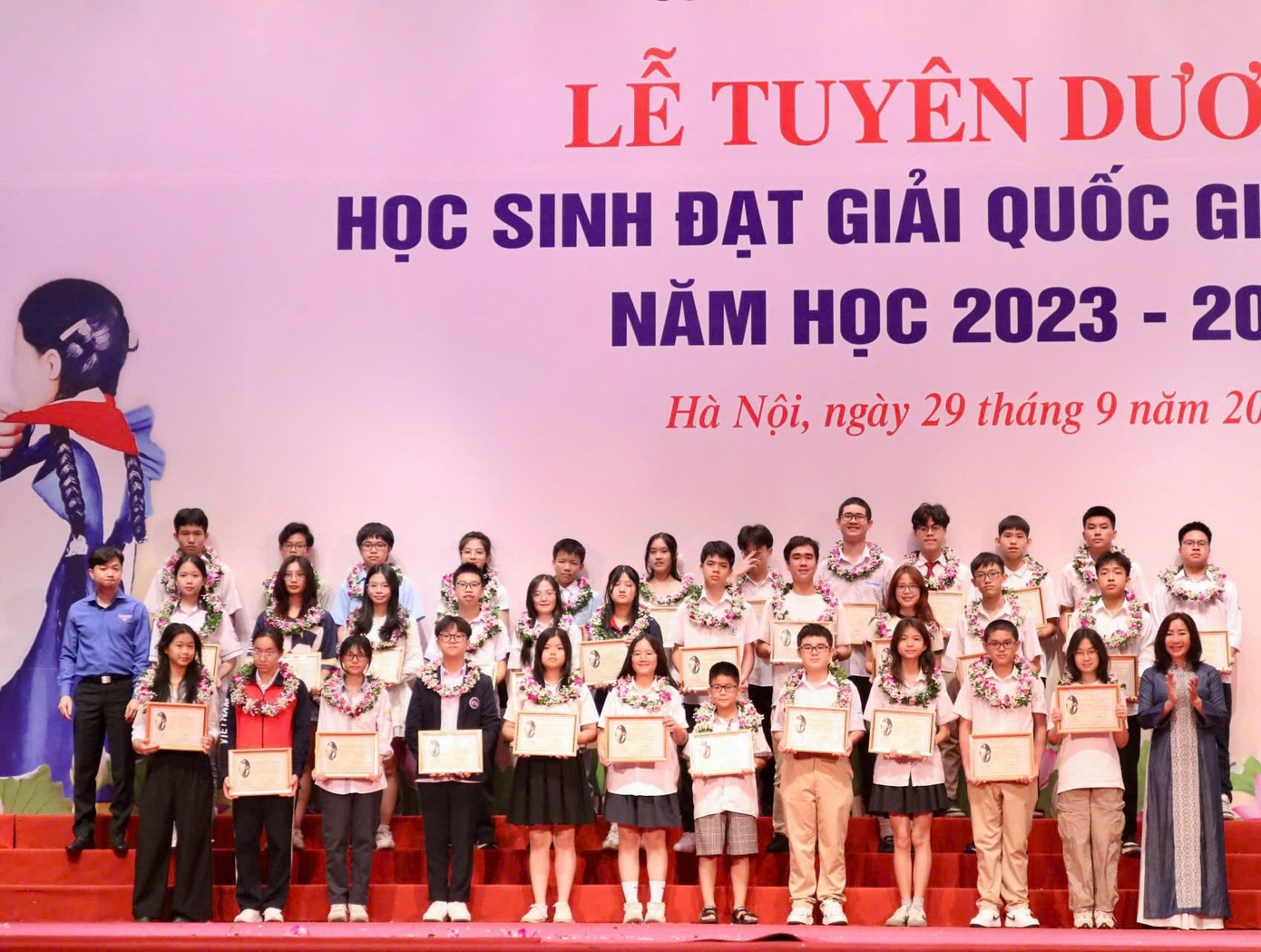 Đây là kết quả của sự cố gắng, chăm chỉ rèn luyện của các em cùng với sự dạy dỗ, dẫn dắt từ thầy cô giáo và đặc biệt là từ sự chăm lo, quan tâm của các phụ huynh, bố mẹ các em là những cán bộ, đoàn viên không chỉ nỗ lực hoàn thành các nhiệm vụ chính trị của cơ quan, đơn vị mà cũng làm tốt vai trò của bậc phụ huynh trong việc nuôi dạy, giáo dục con cái, hướng con đến những điều hay, lẽ phải và đạt được những thành tích đáng tự hào trong năm học vừa qua. Đây là kết quả của sự cố gắng, chăm chỉ rèn luyện của các em cùng với sự dạy dỗ, dẫn dắt từ thầy cô giáo và đặc biệt là từ sự chăm lo, quan tâm của các phụ huynh, bố mẹ các em là những cán bộ, đoàn viên không chỉ nỗ lực hoàn thành các nhiệm vụ chính trị của cơ quan, đơn vị mà cũng làm tốt vai trò của bậc phụ huynh trong việc nuôi dạy, giáo dục con cái, hướng con đến những điều hay, lẽ phải và đạt được những thành tích đáng tự hào trong năm học vừa qua.