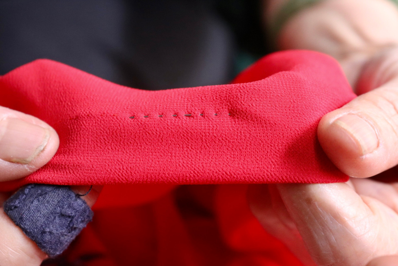 Theo bà Quyến, may áo dài thì công đoạn nào cũng rất quan trọng. Một chiếc áo may rồi không dễ mà sửa được, nếu mà sửa cũng sẽ rất lâu công. Đo chiều dài, rộng ngang cần phải chuẩn để khi lên dáng áo vừa vặn với cơ thể nhưng cũng phải đảm bảo độ thoải mái cho người mặc cử động: "Nhiều khi mình may cho khách thì cũng bảo khách mặc thử luôn khi nhận, nếu khách mặc đẹp thì lần sau mình cứ thế phát huy còn nếu thấy chỗ nào chưa ổn thì mình khắc phục ngay". Theo bà Quyến, may áo dài thì công đoạn nào cũng rất quan trọng. Một chiếc áo may rồi không dễ mà sửa được, nếu mà sửa cũng sẽ rất lâu công. Đo chiều dài, rộng ngang cần phải chuẩn để khi lên dáng áo vừa vặn với cơ thể nhưng cũng phải đảm bảo độ thoải mái cho người mặc cử động: "Nhiều khi mình may cho khách thì cũng bảo khách mặc thử luôn khi nhận, nếu khách mặc đẹp thì lần sau mình cứ thế phát huy còn nếu thấy chỗ nào chưa ổn thì mình khắc phục ngay".