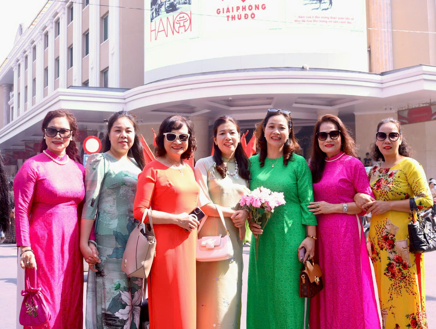 Những tà áo dài truyền thống thướt tha được nhiều người lựa chọn mặc trong ngày hội đặc biệt này vừa để tôn lên nét đẹp của người phụ nữ Việt, vừa quảng bá được hình ảnh trang phục truyền thống đến với bạn bè quốc tế.