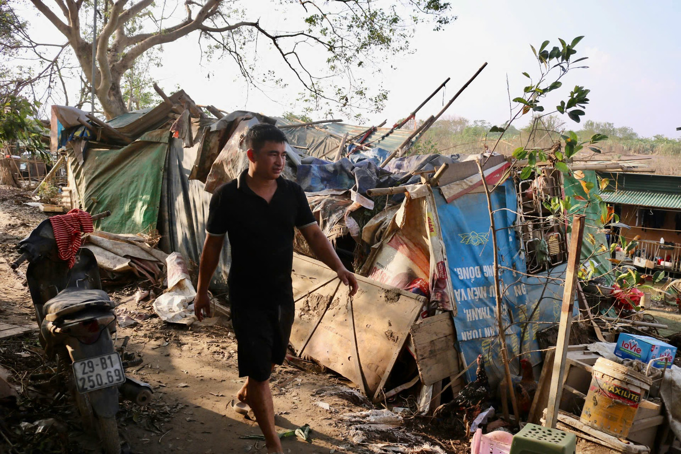 Anh Sơn (quê Nam Định) cho biết anh đã ở đây được 20 năm nhưng chưa thấy lần nào mà nước dâng cao như lần này. Anh Sơn (quê Nam Định) cho biết anh đã ở đây được 20 năm nhưng chưa thấy lần nào mà nước dâng cao như lần này.