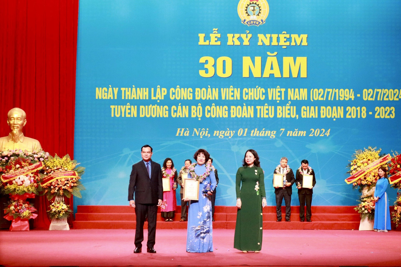 Phó Chủ tịch nước Võ Thị Ánh Xuân và Chủ tịch Tổng LĐLĐVN Nguyễn Đình Khang trao biểu trưng và giấy chứng nhận cho đồng chí Lê Hồng Hạnh - Chủ tịch Công đoàn cơ quan Trung ương Đoàn. Phó Chủ tịch nước Võ Thị Ánh Xuân và Chủ tịch Tổng LĐLĐVN Nguyễn Đình Khang trao biểu trưng và giấy chứng nhận cho đồng chí Lê Hồng Hạnh - Chủ tịch Công đoàn cơ quan Trung ương Đoàn.