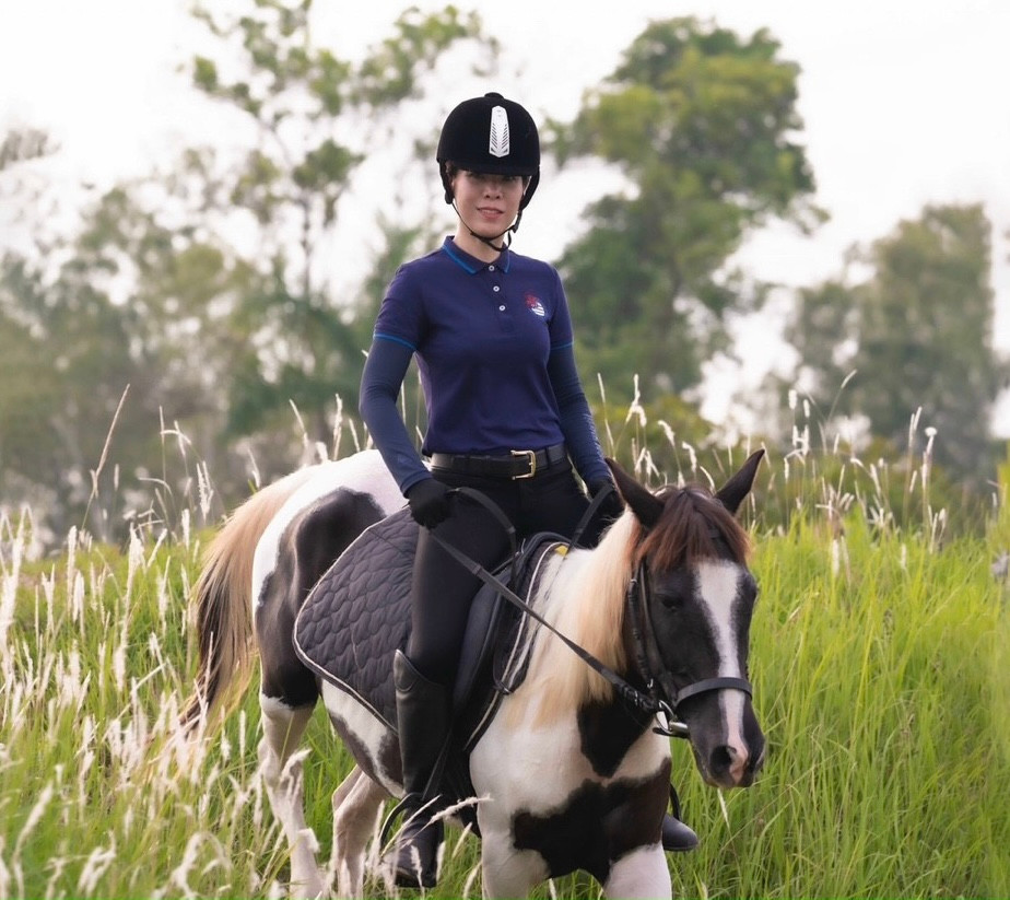 CLB Ngựa Thánh Gióng nằm ở Điếm 30, đê Hữu Hồng, Thanh Trì, Hà Nội là địa điểm thu hút rất nhiều người tham gia hoạt động cưỡi ngựa, đặc biệt là các bạn trẻ.