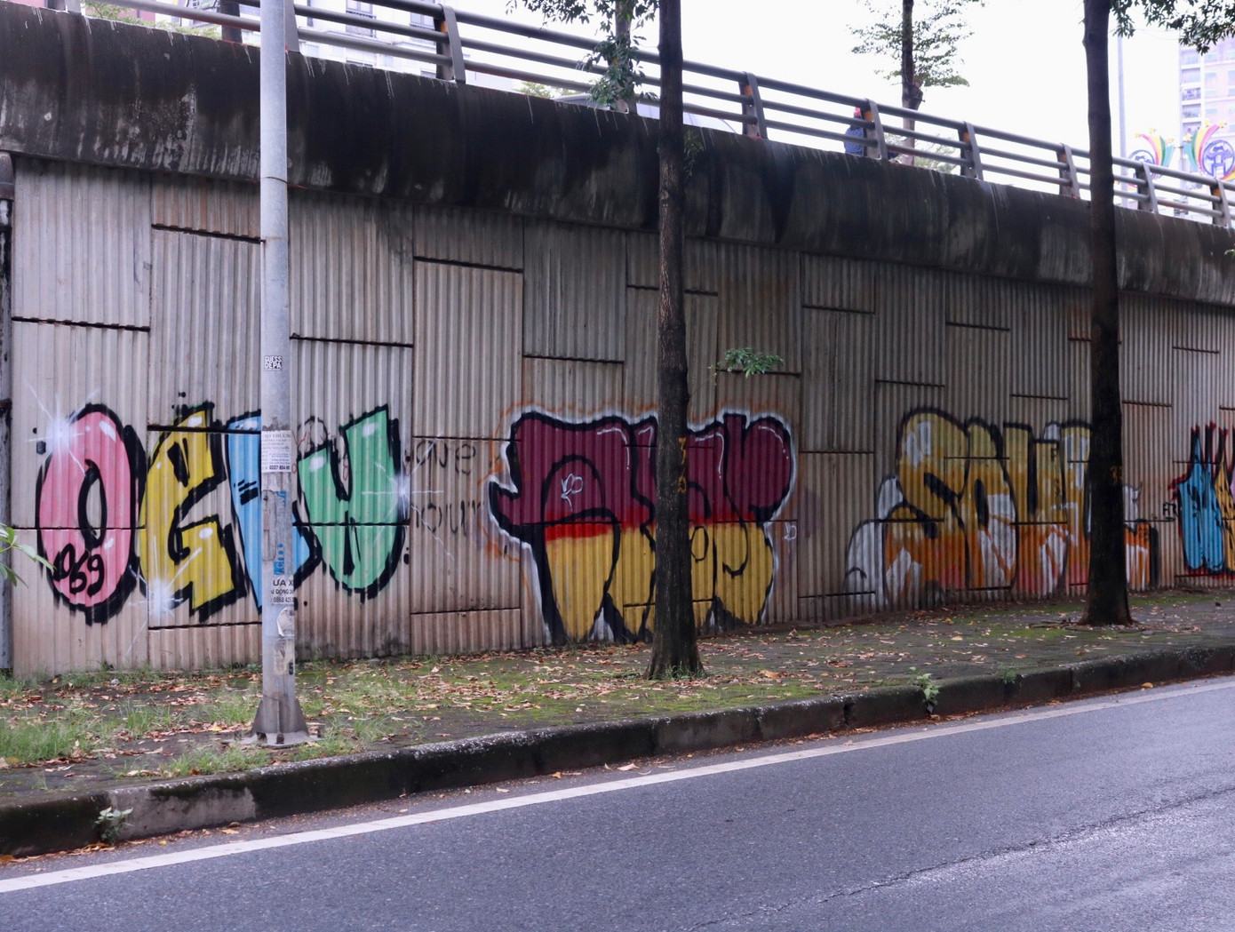 Các hình vẽ chủ yếu được tạo nên từ loại sơn xịt đủ màu sắc hay sử dụng trong loại hình nghệ thuật đường phố graffiti.