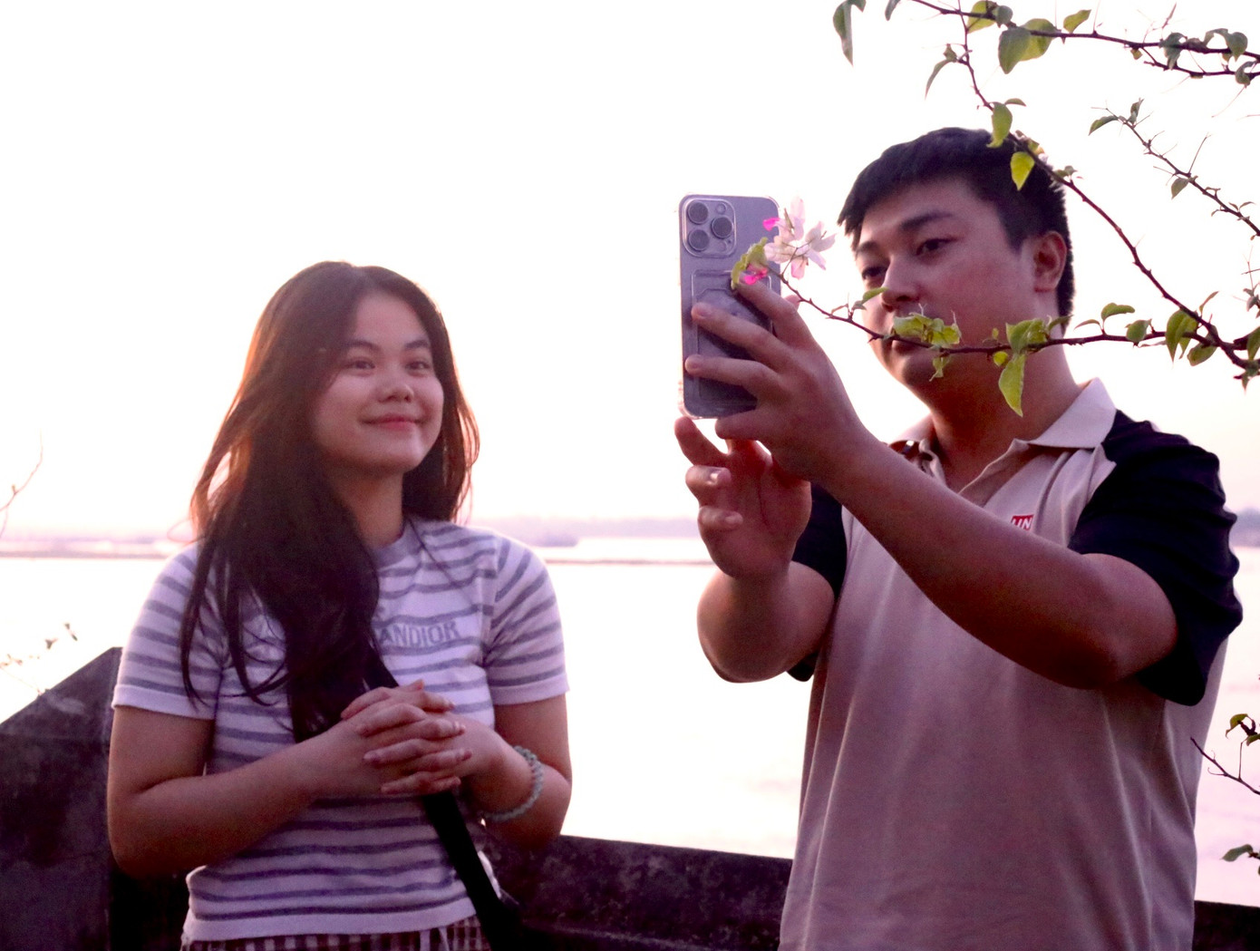 Nhiều bạn trẻ rủ nhau đi từ nội thành để đến đây "săn" hoàng hôn từ 4 giờ chiều vì sợ nếu không nhanh chân sẽ lỡ mất cảnh đẹp nhất.