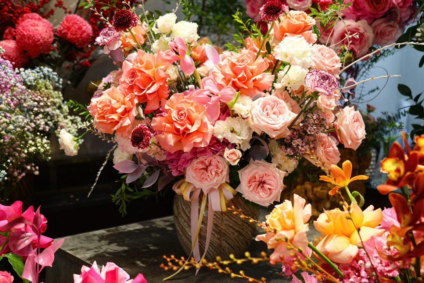 Những loại hoa tươi như hoa hồng Ecuador, Tulip Hà Lan, hoa cẩm tú cầu Hà Lan.... được cửa hàng nhập về từ nước ngoài và cắm thành những bình, lẵng hoa theo kiểu sang trọng. Nhiều bình hoa Luxury tại cửa hàng được cắm có chiều cao lên đến 2m. Những loại hoa tươi như hoa hồng Ecuador, Tulip Hà Lan, hoa cẩm tú cầu Hà Lan.... được cửa hàng nhập về từ nước ngoài và cắm thành những bình, lẵng hoa theo kiểu sang trọng. Nhiều bình hoa Luxury tại cửa hàng được cắm có chiều cao lên đến 2m.