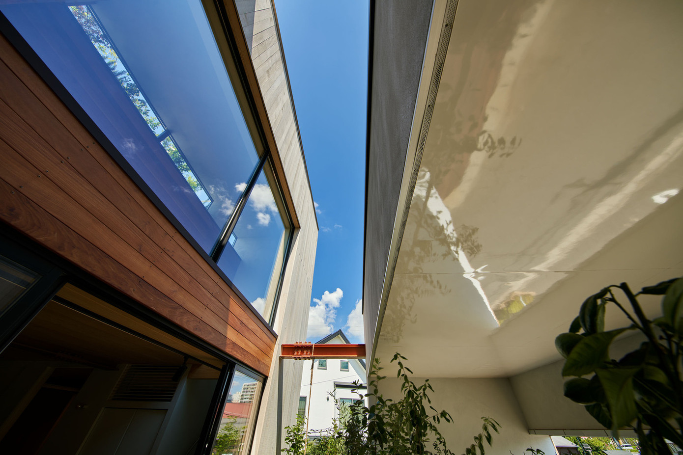 Cả mặt bằng lẫn mặt cắt, các sân thượng và phòng nội thất được bố trí xen kẽ, tạo ra một môi trường xanh mát gợi nhớ đến cảm giác sống giữa những tán cây rừng. Cả mặt bằng lẫn mặt cắt, các sân thượng và phòng nội thất được bố trí xen kẽ, tạo ra một môi trường xanh mát gợi nhớ đến cảm giác sống giữa những tán cây rừng.