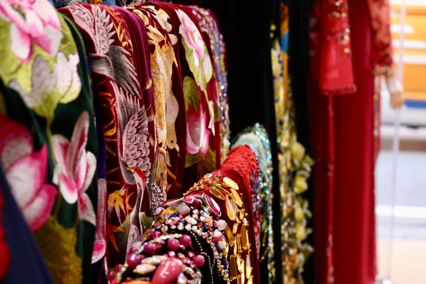 Chính bởi sự tỉ mỉ và tay nghề "lão luyện" mà áo dài bà Quyến may rất "được lòng" khách hàng. Không chỉ có khách trong nước mà du khách nước ngoài cũng rất thích áo bà may. Chính bởi sự tỉ mỉ và tay nghề "lão luyện" mà áo dài bà Quyến may rất "được lòng" khách hàng. Không chỉ có khách trong nước mà du khách nước ngoài cũng rất thích áo bà may.