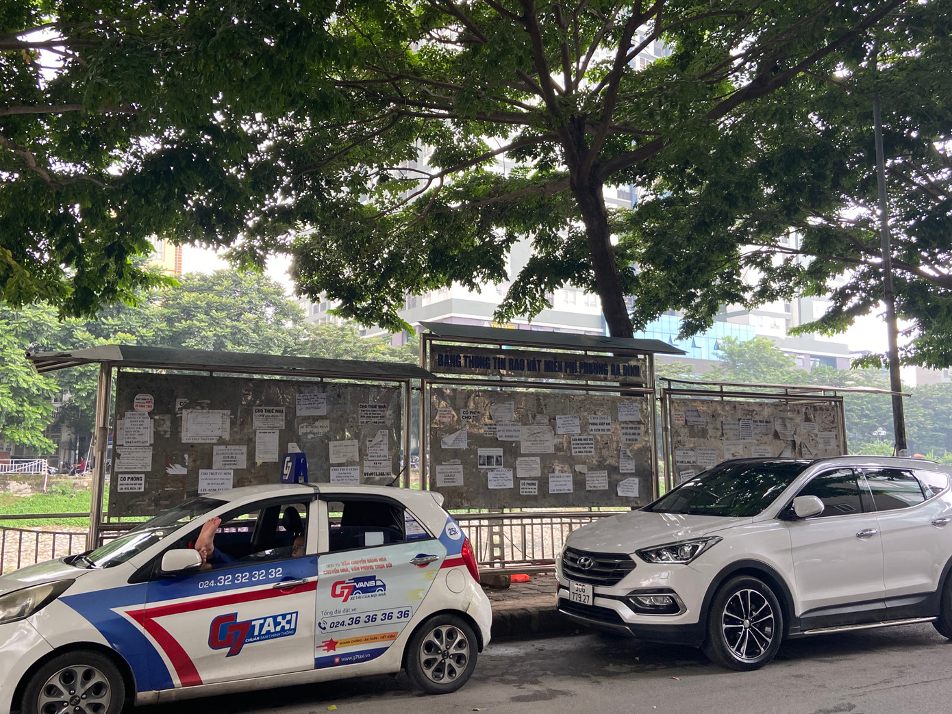 Biển quảng cáo rao vặt tại phường Hạ Đình (quận Thanh Xuân) đang trong tình trạng xuống cấp. Không gian phía trước bị chiếm dụng thành chỗ đậu đỗ xe, khiến người dân khó khăn trong việc tiếp cận biển quảng cáo.