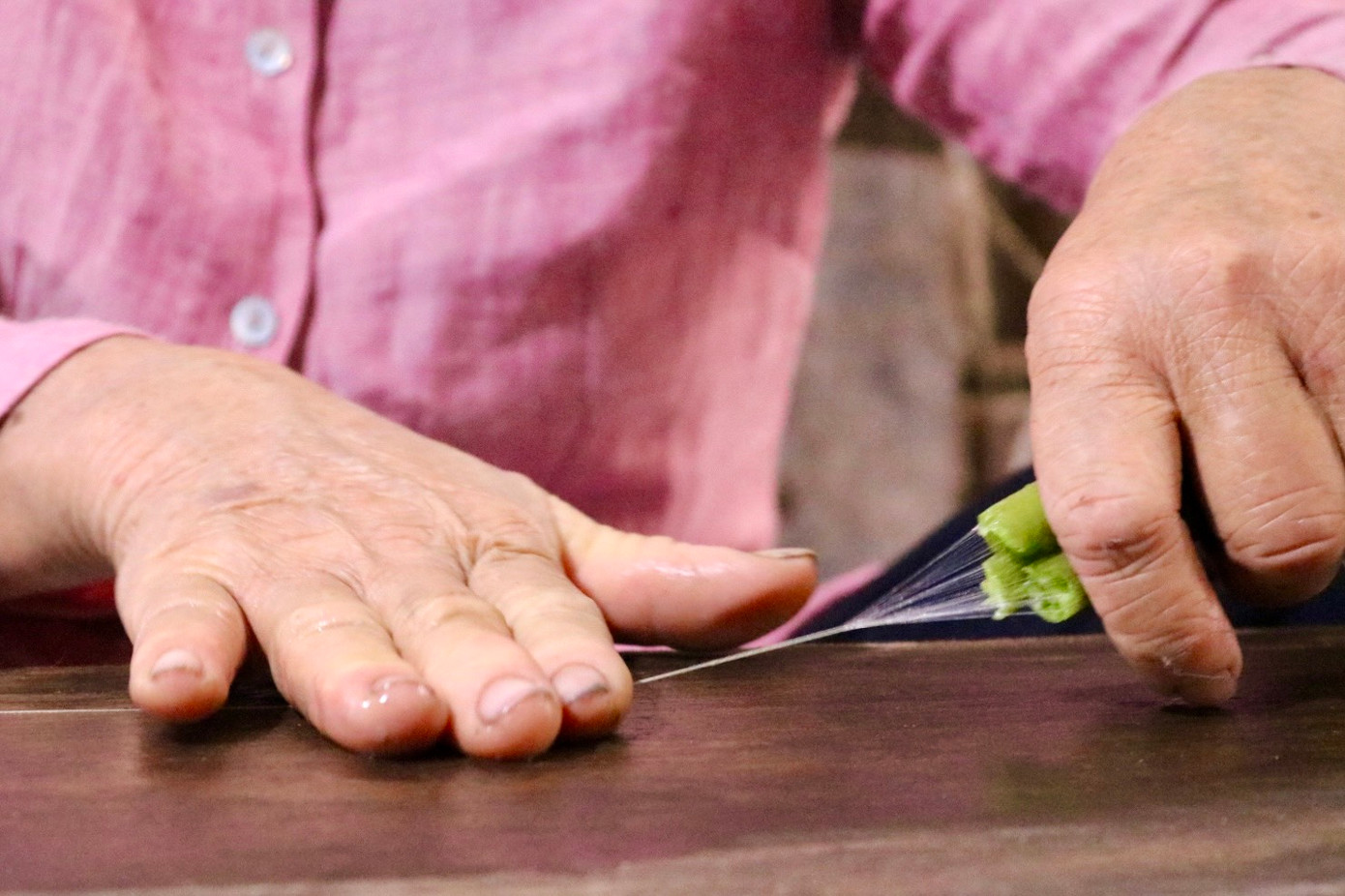 Mỗi thân sen sẽ làm ra sợi tơ dài khoảng một mét. Đối với những thợ lành nghề, thạo việc trung bình mỗi ngày có thể rút được khoảng 200-250 cuống sen. Mỗi thân sen sẽ làm ra sợi tơ dài khoảng một mét. Đối với những thợ lành nghề, thạo việc trung bình mỗi ngày có thể rút được khoảng 200-250 cuống sen.