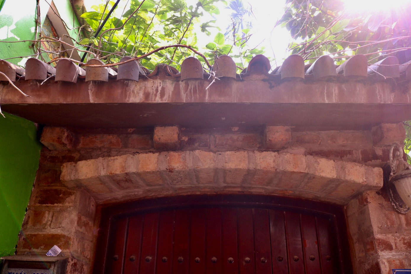 Tuy đồng nhất là mái vòm nhưng những chiếc cổng độc lạ nơi đây vẫn thể hiện lên được chút "cá tính" của chủ nhà, có cổng làm bằng gỗ, có nơi lại bằng sắt, có nơi lợp thêm mái âm dương...