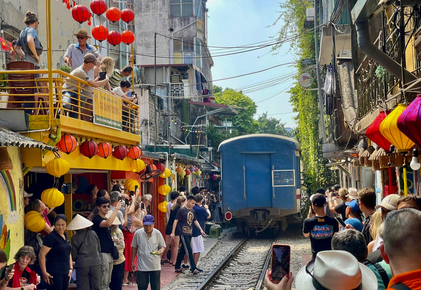 Khoảnh khắc đoàn tàu chạy qua khu phố, du khách đứng lô nhô hai bên đường tàu để quay phim, chụp hình. Khoảnh khắc đoàn tàu chạy qua khu phố, du khách đứng lô nhô hai bên đường tàu để quay phim, chụp hình.