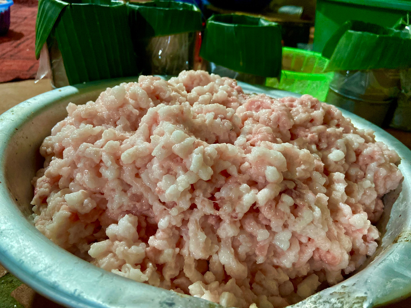 Để đảm bảo độ mềm, mịn của giò sau khi thành phẩm, ngoài thịt nạc mông còn cần phải cho thêm thịt mỡ vào xay. Để đảm bảo độ mềm, mịn của giò sau khi thành phẩm, ngoài thịt nạc mông còn cần phải cho thêm thịt mỡ vào xay.